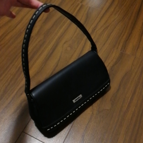 Like-new Guess leather-like black purse - Picture 4 of 8